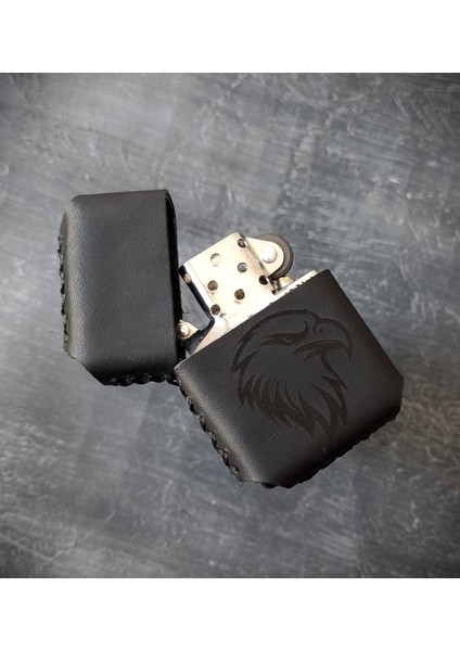 Nikura Craft Kişiye Özel Çakmak Benzinli Çakmak Deri Kılıflı Zippo Tarzı Çakmak  El Yapımı Siyah Kartal Desenli Hakiki Deri Çakmak