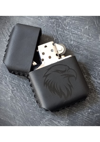 Nikura Craft Kişiye Özel Çakmak Benzinli Çakmak Deri Kılıflı Zippo Tarzı Çakmak  El Yapımı Siyah Kartal Desenli Hakiki Deri Çakmak