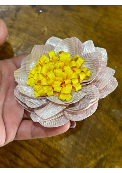 Sarı Tomurcuklu Pudra Pembe Kadın Iğneli Broş Yaka Iğnesi 9x9 cm modelleri