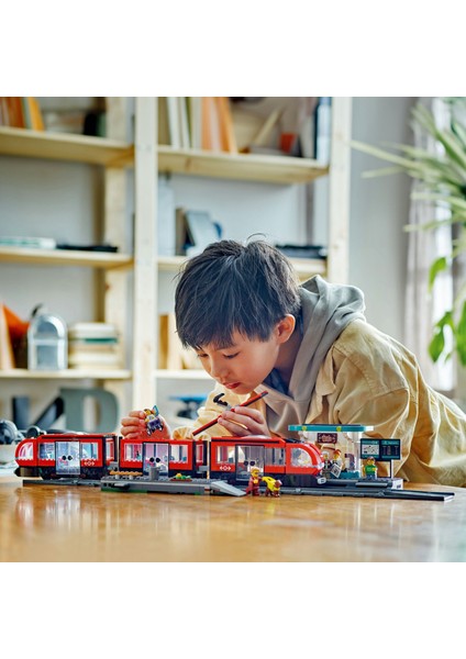 LEGO® City Şehir Merkezi Tramvay İstasyonu 60423 - 7 Yaş ve Üzeri Oyuncak Tren ve Araç Meraklıları için Yaratıcı Oyuncak Yapım Seti (811 Parça)