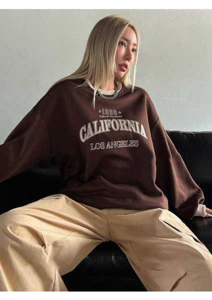 Kadın Kahverengi California Baskılı Bisiklet Yaka Bej Yaka Detay Oversize Sweatshirt