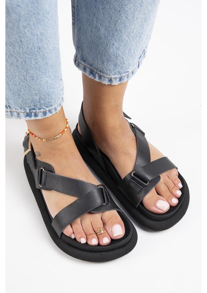 Azelya Kadın Tokalı Atkılı Siyah Sandalet