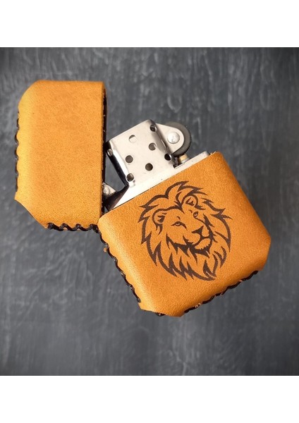 Nikura Craft Kişiye Özel Çakmak Deri Benzinli Çakmak Deri Kılıflı Zippo Tarzı Çakmak  El Yapımı Sarı Renk Aslan Desenli Hakiki Deri Çakmak