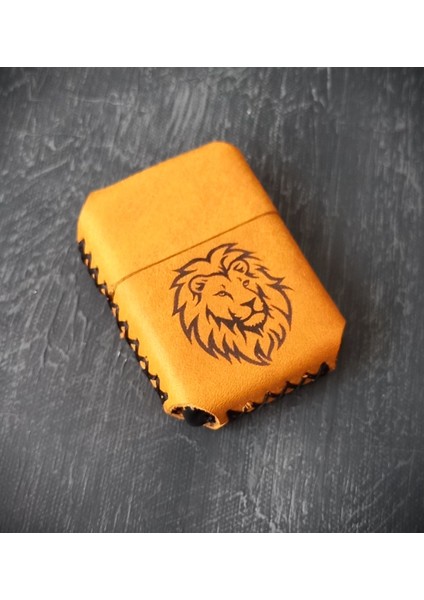 Nikura Craft Kişiye Özel Çakmak Deri Benzinli Çakmak Deri Kılıflı Zippo Tarzı Çakmak  El Yapımı Sarı Renk Aslan Desenli Hakiki Deri Çakmak