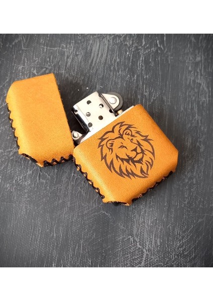 Nikura Craft Kişiye Özel Çakmak Deri Benzinli Çakmak Deri Kılıflı Zippo Tarzı Çakmak  El Yapımı Sarı Renk Aslan Desenli Hakiki Deri Çakmak