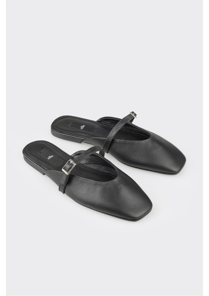 Kadın Spor Terlik Siyah Deri Malzeme ile Hafif ve Rahat Kullanım Sunar fiyatları