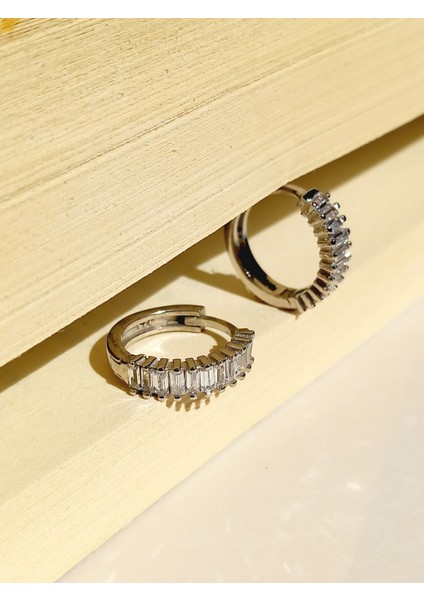 925 Ayar Gümüş Zirkon Bagetl Taşlı Halka Tasarım Kadın Küpe Doğum Günü Hediye 1,3cm fiyatları