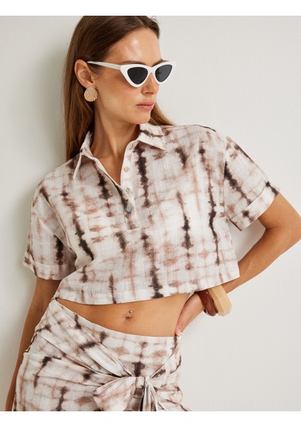 x Şahika Ercümen - Crop Polo Yaka Tişört Kısa Kollu Batik Desenli