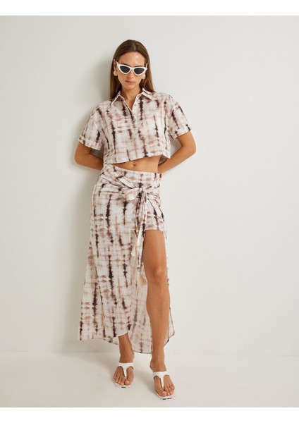 x Şahika Ercümen - Crop Polo Yaka Tişört Kısa Kollu Batik Desenli fiyatları