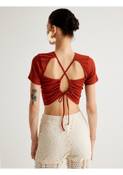 x Melis Ağazat - Crop Tişört Arkası Pencere Detaylı Bağlamalı Kısa Kollu Yuvarlak Yaka fırsatları