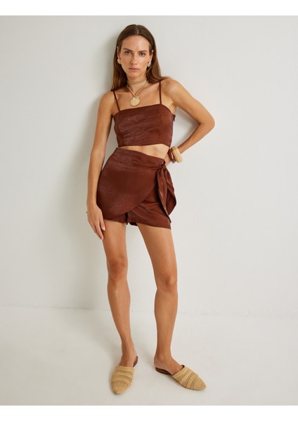 x Şahika Ercümen Kruvaze Mini Şort Etek Parlak Lyocell Kumaş Slim Fit fiyatları