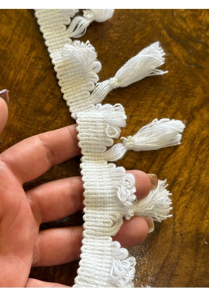 Beyaz Bombeli Püsküllü Şerit Çanta Dikiş Aksesuarı En 7 cm (1 Metre ) fiyatları