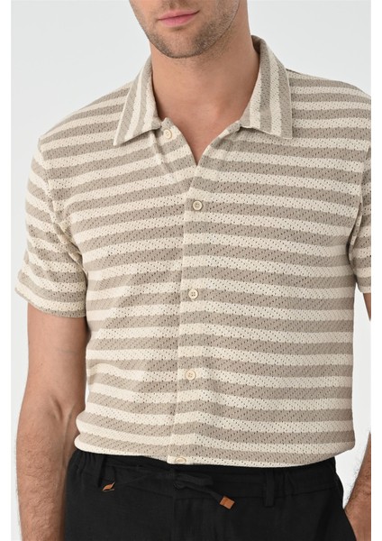 Bej Kısa Kollu Çizgili Erkek Triko Gömlek fırsatları