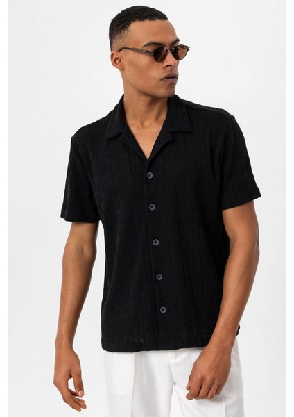 Siyah Apaş Yaka Örme Desenli Erkek Gömlek