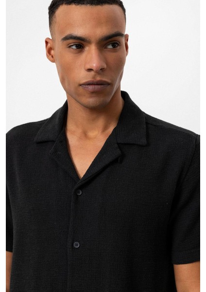 Siyah Apaş Yaka Örme Dokulu Erkek Gömlek