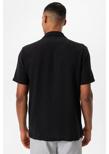 Siyah Apaş Yaka Örme Dokulu Erkek Gömlek