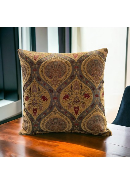 Geleneksel Karanfil Desenli Safran Kırlent Kılıfı 45 x 45 cm