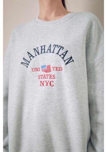 Manhattan Nakışlı Bisiklet Yaka Sweatshirt