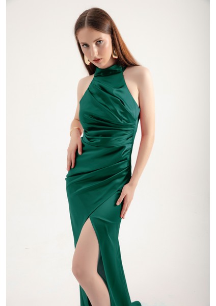 Kadın Zümrüt Yeşili Halter Yaka Yırtmaçlı Uzun Saten Abiye Elbise fiyatları