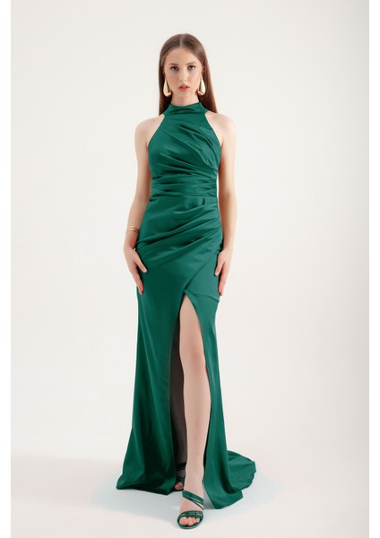 Kadın Zümrüt Yeşili Halter Yaka Yırtmaçlı Uzun Saten Abiye Elbise modelleri