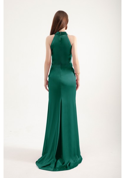 Kadın Zümrüt Yeşili Halter Yaka Yırtmaçlı Uzun Saten Abiye Elbise indirimleri