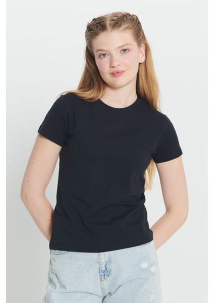 Slim Fit Dar Kesim Pamuklu Esnek Bisiklet Yaka Tişört