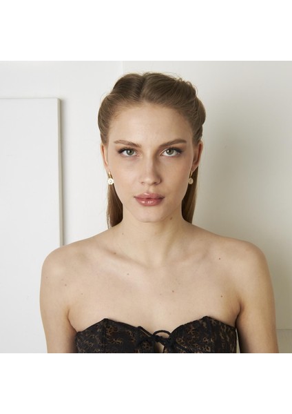 Baget Taşlı Çiçek Desenli Küpeler fırsatları