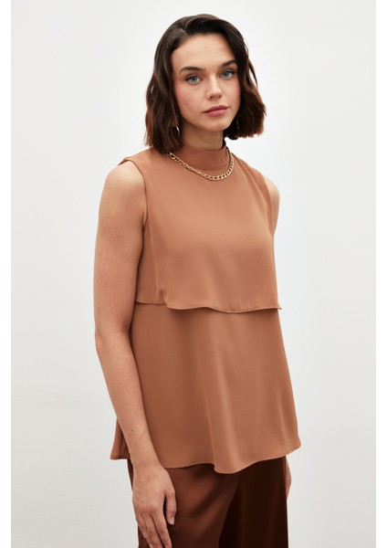 Aksesuar Detaylı Volanlı Bluz - Kahve