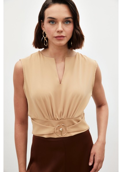 Toka Detaylı Kolsuz Bluz - Camel