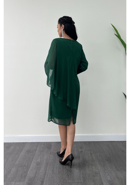 Atlas Kumaş Şifon Broş Detaylı Kalem Elbise - Zümrüt Yeşil indirimleri