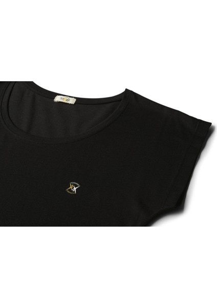 Kadın Açık Bisiklet Yaka Siyah T-Shirt Logo modelleri