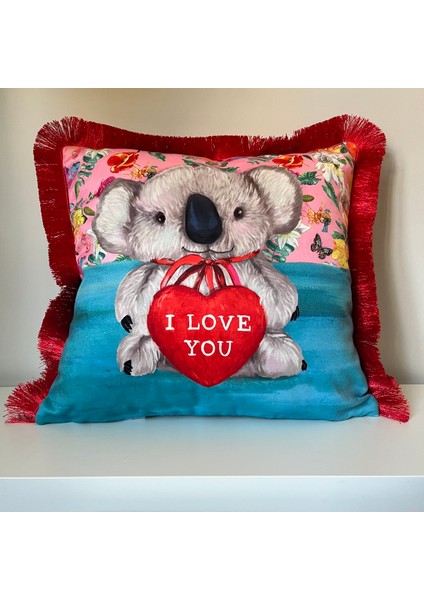 Sevimli Koala I Love You Yazılı Dijital Baskılı Kadife Kırlent Kılıfı Kırmızı Saçaklı