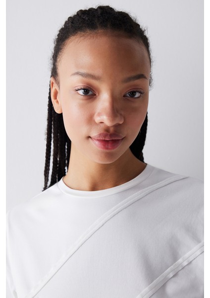 Beyaz Kısa Kollu Dikiş Detaylı Crop Tişört fırsatları