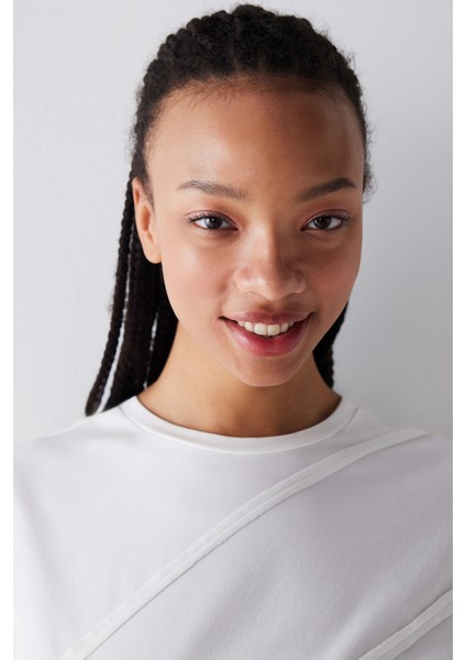 Beyaz Kısa Kollu Dikiş Detaylı Crop Tişört indirimleri