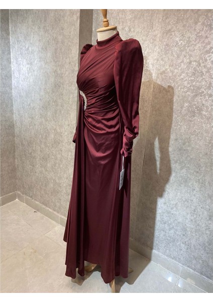 24Y4854 Hennin Abiye Elbise Saten Kolu Büzgülü Önü Taş Işlemeli - Hennin - 24Y4854 - Bordo - 42