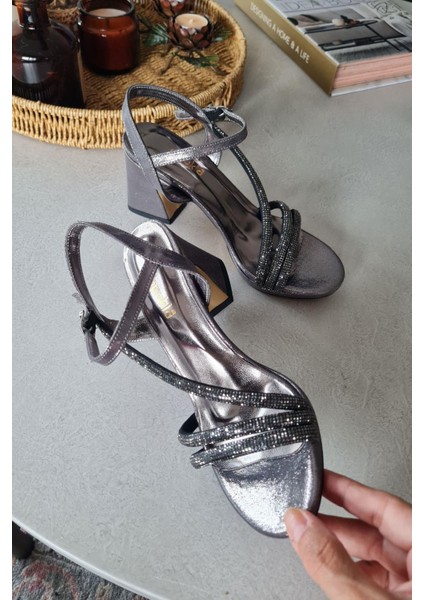 11 6000 Topukla Kadın Kalın Topuklu Taşlı Abiye Ayakkabı modelleri