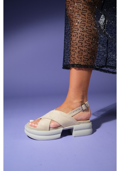 Lungo Bej Çapraz Bantlı Kalın Tabanlı Kadın Sandalet fırsatları