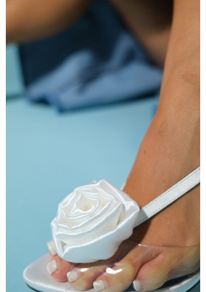 Aısne Beyaz Saten Çiçekli Şeffaf Kadın Ince Topuklu Ayakkabı fiyatları