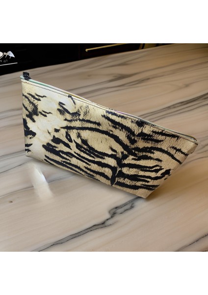 Kombininize Uyum Sağlayacak Sıyah Beyaz Renk Hafif Suni Deri 27X 12 Cm. Ebadında Fermuarlı Altın El Makyaj Çantası