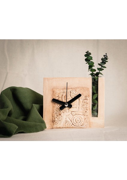 Antik Kabartmalı, Çiçek Vazolu Beton Masa Saati - Özel Tasarım Dekoratif Masa Saati