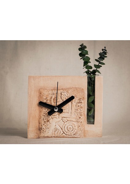 Antik Kabartmalı, Çiçek Vazolu Beton Masa Saati - Özel Tasarım Dekoratif Masa Saati fırsatları