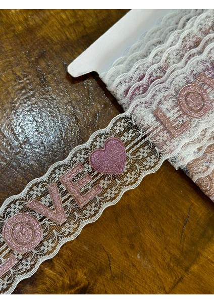 Love Yazılı Tül Şerit Dikiş Giyim Aksesuarı En 4 cm (1 Metre ) fiyatları