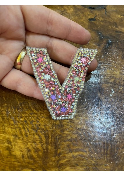 7x6 cm Ütü Ile Yapışan V Harfi Taşlı V Harfi Arma