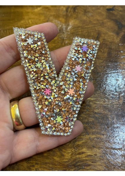 7x6 cm Ütü Ile Yapışan V Harfi Taşlı V Harfi Arma fiyatları