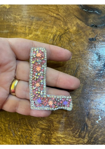 Ütü Ile Yapışan Taşlı L Harfi Arma Dikiş Aksesuarı 7x5 cm fiyatları
