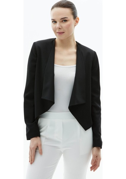 Yakası Dökümlü Kısa Ceket