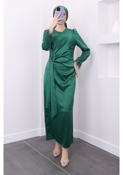 Zümrüt Yeşili Kolu Tüylü Yan Detaylı Saten Abiye fırsatları