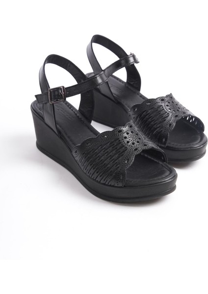 Büyük Numara Bayan Deri Dolgu Taban Lazer Süslemeli Sandalet