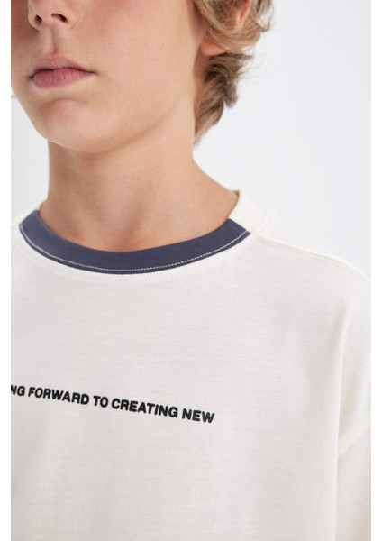 Erkek Çocuk Oversize Geniş Kalıp Bisiklet Yaka Yazı Baskılı Kısa Kollu Okul Tişörtü D0986A824AU indirimleri