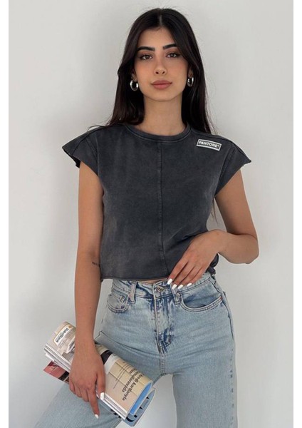 Kadın Antrasit Bisiklet Yaka Pantone Armalı Yıkama Crop Tişört